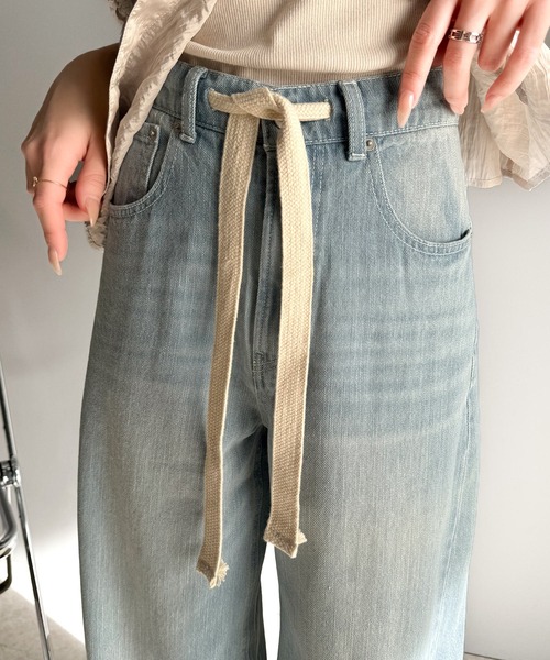classicalelf(クラシカルエルフ)の「大人カジュアルをお洒落に格上げ。ドロスト紐付きカーブイージーデニムパンツ(デニムパンツ・レディース・ワンウォッシュ/ブルー/ライトブルー・X-LARGE/LARGE/MEDIUM/SMALL)」の8枚目の写真