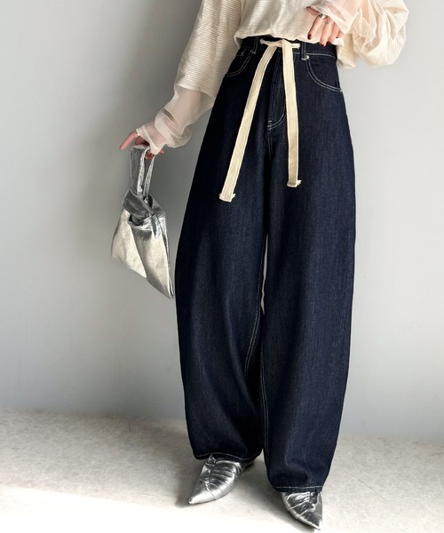 classicalelf(クラシカルエルフ)の「大人カジュアルをお洒落に格上げ。ドロスト紐付きカーブイージーデニムパンツ(デニムパンツ・レディース・ワンウォッシュ/ブルー/ライトブルー・X-LARGE/LARGE/MEDIUM/SMALL)」の12枚目の写真