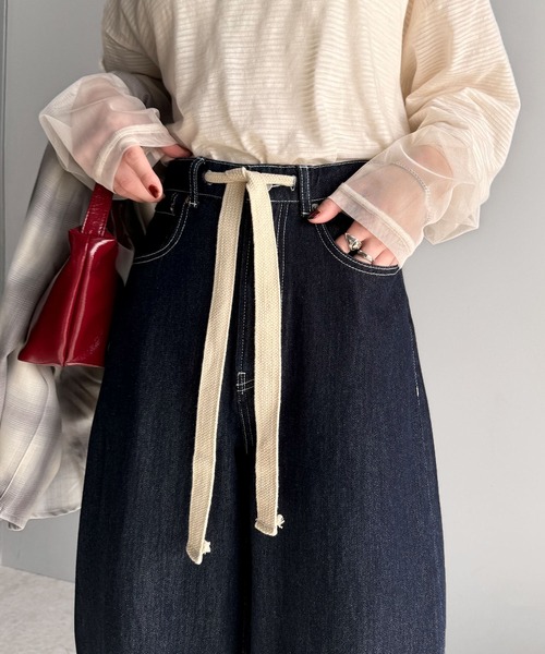 classicalelf(クラシカルエルフ)の「大人カジュアルをお洒落に格上げ。ドロスト紐付きカーブイージーデニムパンツ(デニムパンツ・レディース・ワンウォッシュ/ブルー/ライトブルー・X-LARGE/LARGE/MEDIUM/SMALL)」の7枚目の写真