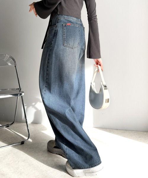 classicalelf(クラシカルエルフ)の「大人カジュアルをお洒落に格上げ。ドロスト紐付きカーブイージーデニムパンツ(デニムパンツ・レディース・ワンウォッシュ/ブルー/ライトブルー・X-LARGE/LARGE/MEDIUM/SMALL)」の10枚目の写真