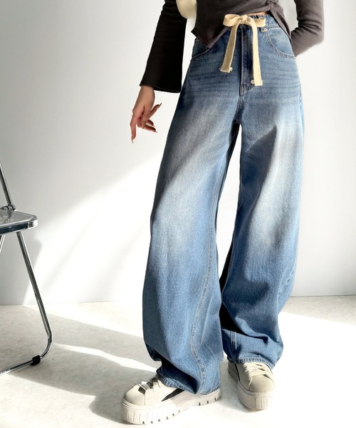 classicalelf(クラシカルエルフ)の「大人カジュアルをお洒落に格上げ。ドロスト紐付きカーブイージーデニムパンツ(デニムパンツ・レディース・ワンウォッシュ/ブルー/ライトブルー・X-LARGE/LARGE/MEDIUM/SMALL)」の20枚目の写真