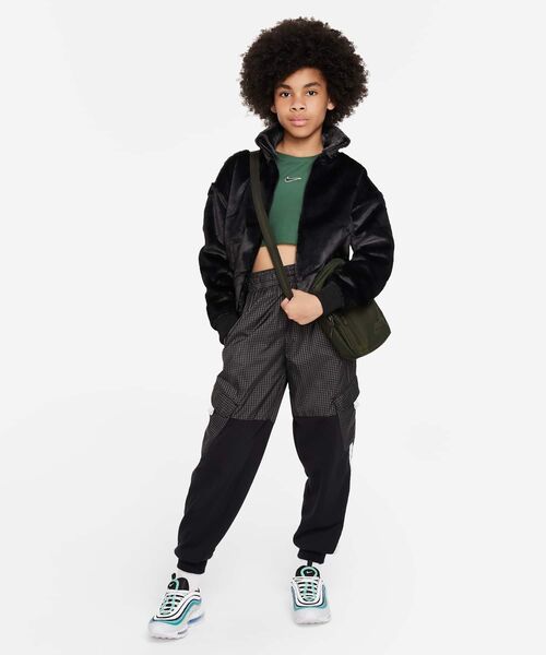 NIKE（ナイキ）の「ナイキ スポーツウェア ジュニア (ガールズ) ジャケット / Nike Sportswear Big Kids' (Girls') Jacket FJ6154-010 Black（ブルゾン・キッズ・ブラック・130/140/150/160/170）」の5枚目の写真
