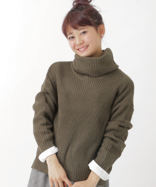 earth music&ecology（アースミュージックアンドエコロジー）の「【10カラー】ドロップショルダータートルプルオーバー（ニット/セーター・レディース・アイボリー/DK.Gray/ブラック/カーキ/ネイビー/ダークブルー/ワインレッド/キャメル/モスグリーン/LT.Gray・FREE）」の3枚目の写真