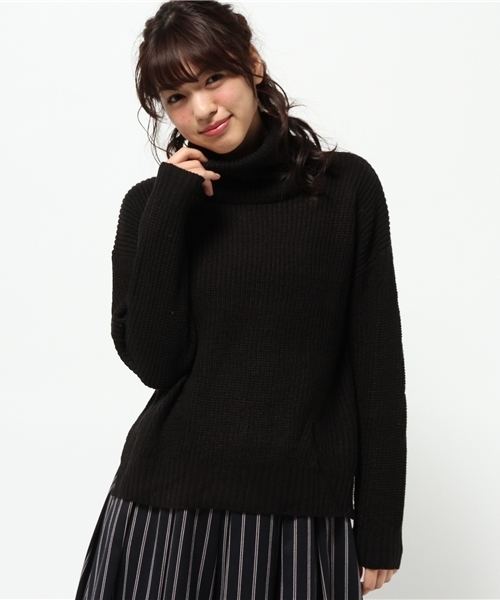 earth music&ecology（アースミュージックアンドエコロジー）の「【10カラー】ドロップショルダータートルプルオーバー（ニット/セーター・レディース・アイボリー/DK.Gray/ブラック/カーキ/ネイビー/ダークブルー/ワインレッド/キャメル/モスグリーン/LT.Gray・FREE）」の2枚目の写真