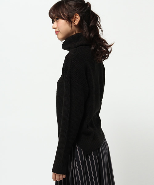 earth music&ecology（アースミュージックアンドエコロジー）の「【10カラー】ドロップショルダータートルプルオーバー（ニット/セーター・レディース・アイボリー/DK.Gray/ブラック/カーキ/ネイビー/ダークブルー/ワインレッド/キャメル/モスグリーン/LT.Gray・FREE）」の12枚目の写真