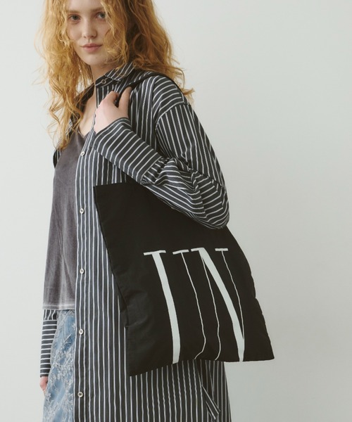 LE VERNIS（ル・ベルニ）の「LE VERNIS(ル・ベルニ)《A4サイズ対応》撥水Tote bag -UN-（トートバッグ・レディース・ブラック/ホワイト・FREE）」の18枚目の写真