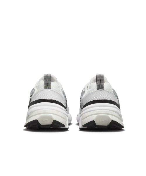 NIKE(ナイキ)の「NIKE WMNS V2K RUN HF5342-100(スニーカー・レディース・ホワイト・24cm/24.5cm/25cm/23.5cm/23cm)」の5枚目の写真