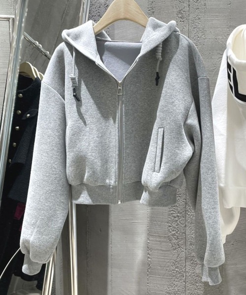 SPIGA(スピーガ)の「前ジップフードバックプリントクロップド丈スウェット(パーカー・レディース・ホワイト/グレー・FREE)」の1枚目の写真