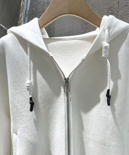 SPIGA(スピーガ)の「前ジップフードバックプリントクロップド丈スウェット(パーカー・レディース・ホワイト/グレー・FREE)」の5枚目の写真