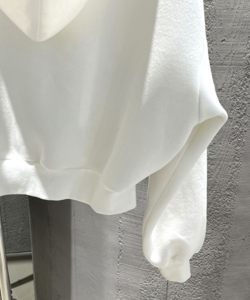 SPIGA(スピーガ)の「前ジップフードバックプリントクロップド丈スウェット(パーカー・レディース・ホワイト/グレー・FREE)」の3枚目の写真