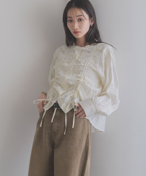 LOWRYS FARM（ローリーズファーム）の「フロントシャーリングブラウス　 289804（Tシャツ/カットソー・レディース・ホワイト/イエロー/ブラック・FREE）」の2枚目の写真