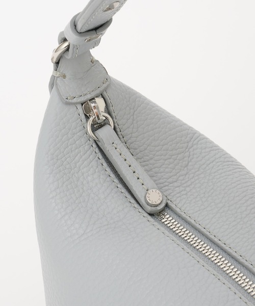 【新品】IACUCCI イアクッチ レザー 型押しショルダーバッグ ライトグレー IACUCCI（イアクッチ） ショルダーバッグ バッグ アルブメ ALCE