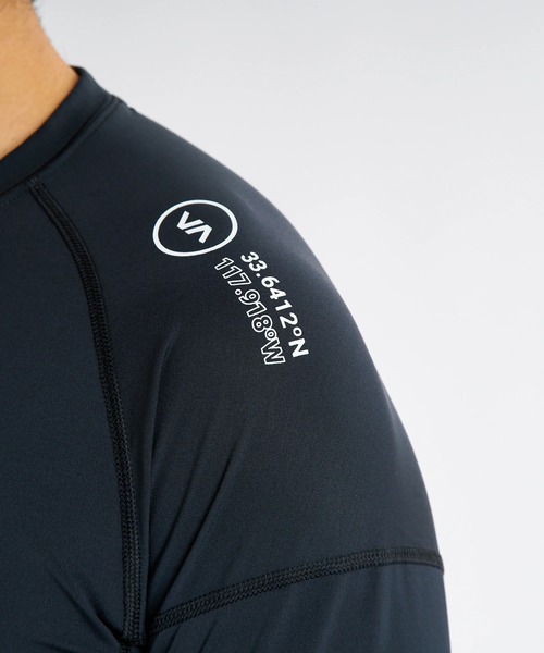 RVCA（ルーカ）の「RVCA メンズ 【VA SPORT】 SPORT RASHGUARD LS 長袖ラッシュガード 【2025年春夏モデル】/ルーカロゴ長袖ラグランスリーブラッシュガード(水着)（ラッシュガード・メンズ・ブラック×ホワイト/ブラック・X-LARGE/LARGE/MEDIUM/SMALL）」の11枚目の写真