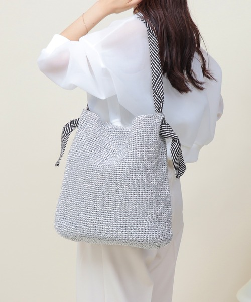 Bermosa(ベルモサ)の「ラメ糸 テープハンドル かごバッグ トートバッグ(かごバッグ・レディース・シルバー/ブラック/マルチ/ゴールド/ホワイト・FREE)」の3枚目の写真