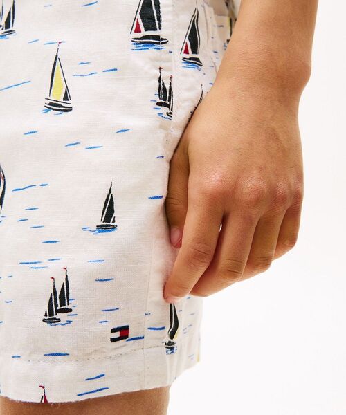 TOMMY HILFIGER(トミーヒルフィガー)の「BOYS ウーブンオールオーバープリントショートパンツ(その他パンツ・キッズ・ベージュ・130cm/160cm/140cm/150cm)」の3枚目の写真