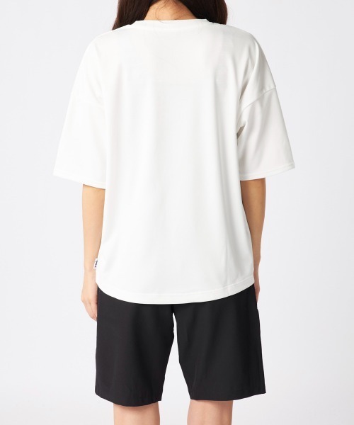 FILA(フィラ)の「【FILA/フィラ】Tシャツ付き水着4点セット/水陸両用オーバーサイズラッシュガードTシャツ・ミッドレングスパンツ付きタンキニ(水着)(水着・レディース・ホワイト/ブラック/ネイビー・SMALL/MEDIUM/LARGE/X-LARGE)」の6枚目の写真