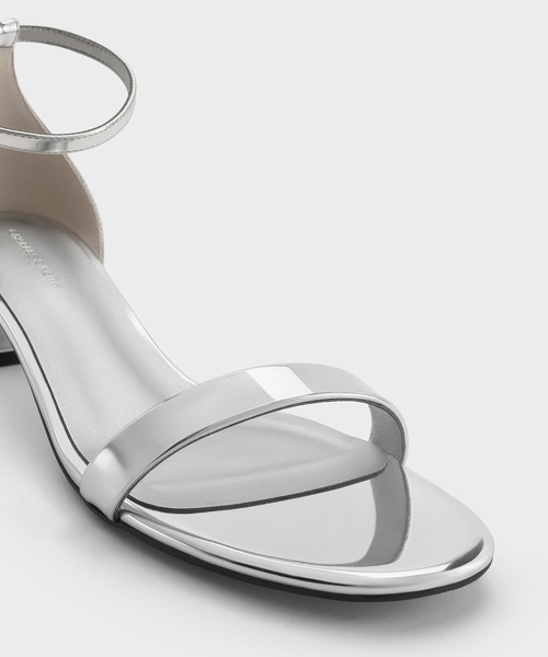 CHARLES & KEITH(チャールズ & キース)の「ローブロックヒール アンクルストラップサンダル(サンダル・レディース・アイボリー/シルバー/ブラック系その他2・25.5cm/26.5cm/22cm/22.5cm/23cm/23.5cm/24.5cm/25cm)」の6枚目の写真