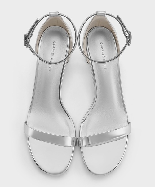 CHARLES & KEITH(チャールズ & キース)の「ローブロックヒール アンクルストラップサンダル(サンダル・レディース・アイボリー/シルバー/ブラック系その他2・25.5cm/26.5cm/22cm/22.5cm/23cm/23.5cm/24.5cm/25cm)」の7枚目の写真
