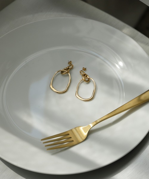 VitaFelice(ヴィータフェリーチェ)の「楕円フープピアス 大きめ ゴールド ステンレス(ピアス(両耳用)・レディース・ゴールド・FREE)」の3枚目の写真