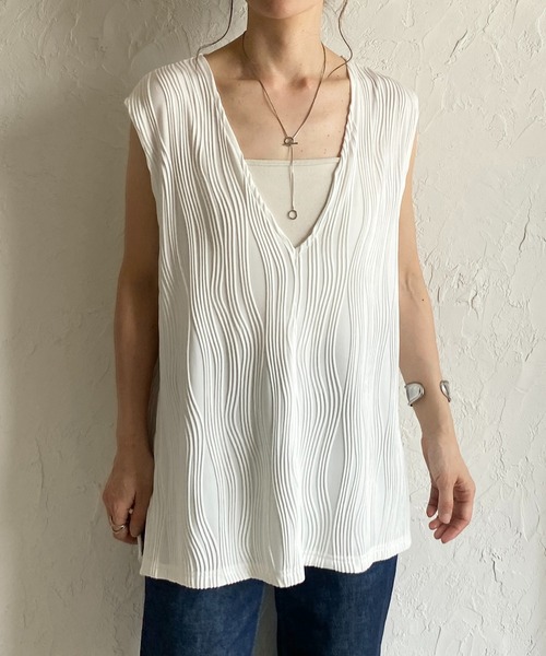She's Closet（シーズクローゼット）の「ウェーブプリーツサイドスリット入り深Vネックベスト（ベスト・レディース・ブラウン/オフホワイト/ブラック・FREE）」の2枚目の写真
