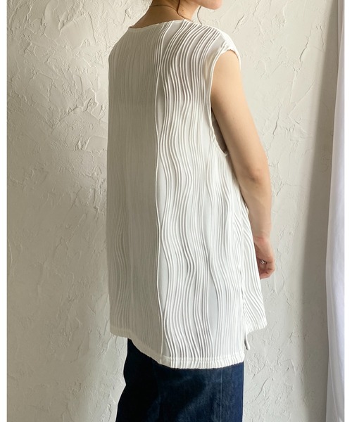 She's Closet（シーズクローゼット）の「ウェーブプリーツサイドスリット入り深Vネックベスト（ベスト・レディース・ブラウン/オフホワイト/ブラック・FREE）」の9枚目の写真