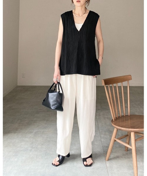 She's Closet（シーズクローゼット）の「ウェーブプリーツサイドスリット入り深Vネックベスト（ベスト・レディース・ブラウン/オフホワイト/ブラック・FREE）」の12枚目の写真