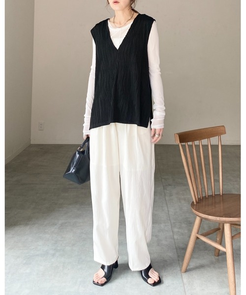 She's Closet（シーズクローゼット）の「ウェーブプリーツサイドスリット入り深Vネックベスト（ベスト・レディース・ブラウン/オフホワイト/ブラック・FREE）」の14枚目の写真
