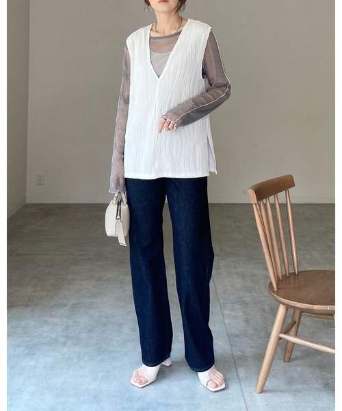 She's Closet（シーズクローゼット）の「ウェーブプリーツサイドスリット入り深Vネックベスト（ベスト・レディース・ブラウン/オフホワイト/ブラック・FREE）」の19枚目の写真