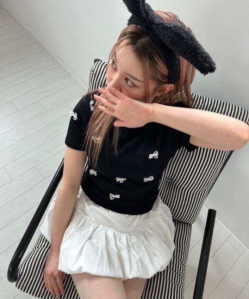 ipugo(イプゴ)の「ipugo/イプゴ パールリボン ミニ丈T 秋物 秋服 2026年秋冬(Tシャツ/カットソー・レディース・ブラック・FREE)」の1枚目の写真