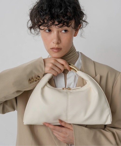 LE VERNIS（ル・ベルニ）の「≪YUKIKO KOJIMAさん　リールご紹介アイテム≫LE VERNIS(ル・ベルニ)Sculpture triangle bag S（ハンドバッグ・レディース・ベージュ/ライトグレー/ブラウン/ブラック/ホワイト/レオパード・FREE）」の2枚目の写真