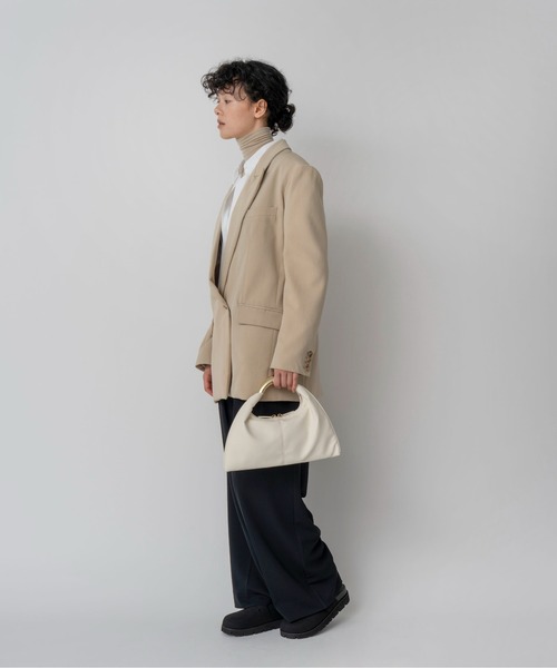 LE VERNIS（ル・ベルニ）の「≪YUKIKO KOJIMAさん　リールご紹介アイテム≫LE VERNIS(ル・ベルニ)Sculpture triangle bag S（ハンドバッグ・レディース・ベージュ/ライトグレー/ブラウン/ブラック/ホワイト/レオパード・FREE）」の11枚目の写真