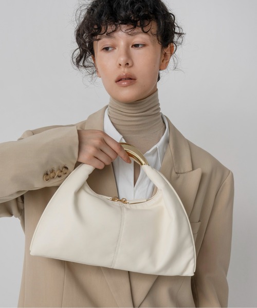 LE VERNIS（ル・ベルニ）の「≪YUKIKO KOJIMAさん　リールご紹介アイテム≫LE VERNIS(ル・ベルニ)Sculpture triangle bag S（ハンドバッグ・レディース・ベージュ/ライトグレー/ブラウン/ブラック/ホワイト/レオパード・FREE）」の9枚目の写真