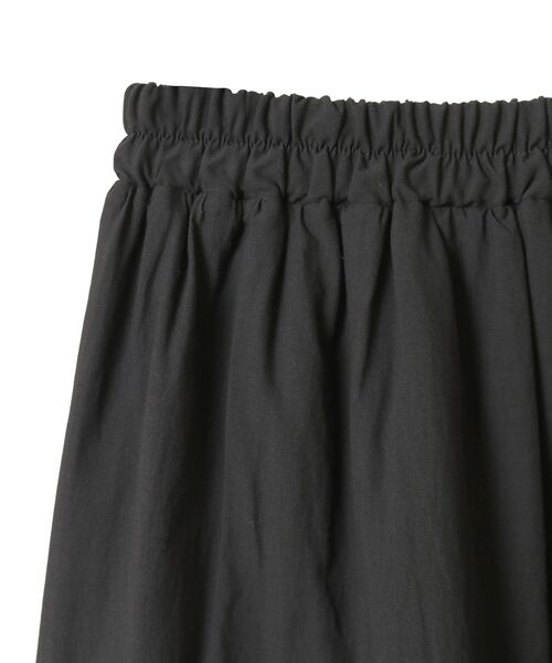 earth music&ecology(アースミュージックアンドエコロジー)の「ピンタックティアードミディスカート(スカート・レディース・アイボリー/ブラック・FREE)」の4枚目の写真