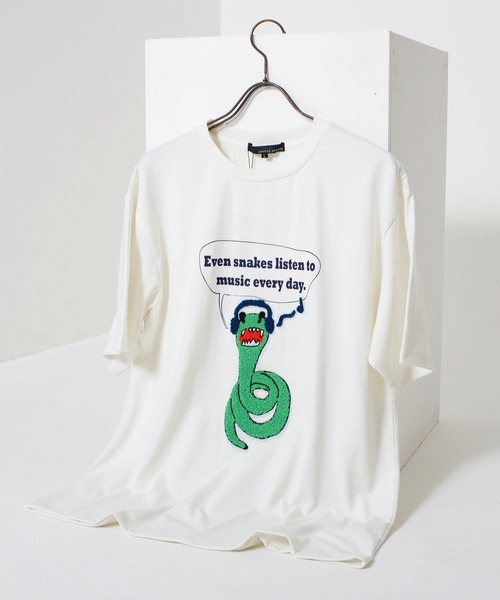 Revo.（レボ）の「アニマル 手書きイラスト サガラ刺繍 オーバーサイズTシャツ ヘビ 猫 虎 ロゴ プリント（Tシャツ/カットソー・メンズ・ホワイト系その他2/ブラック系その他/ブラック/ブラック系その他2/ホワイト/ホワイト系その他・M/L）」の2枚目の写真