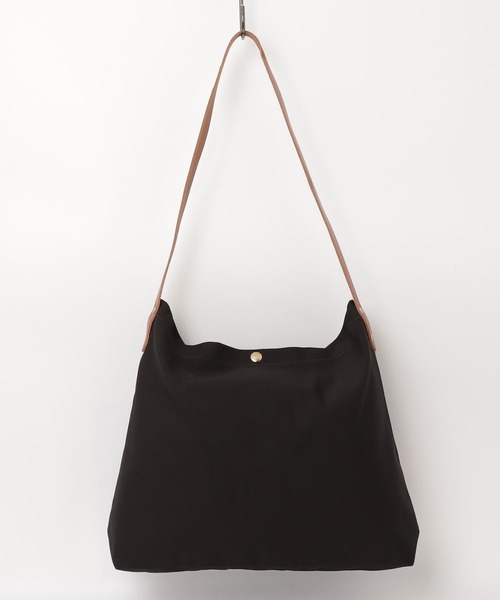 IL BISONTE（イルビゾンテ）の「IL BISONTE /  TC LEATHER / ショルダーバッグ / 2025 AUTUMN WINTER（ショルダーバッグ・レディース・ブラウン系その他/ブラック系その他2/オリーブ/ブラック/ブラウン系その他5/ブラウン系その他4/ブラウン系その他2/ネイビー系/ブラック系その他/ブラウン系その他3/レッド系その他/グリーン系その他/ブルー系その他/ネイビー・FREE）」の3枚目の写真