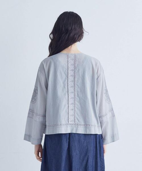 conges payes ADIEU TRISTESSE（コンジェ ペイエ アデュートリステス）の「パッチワーク刺繍ブラウス（シャツ/ブラウス・レディース・ライトグレー/チャコールグレー・38）」の15枚目の写真