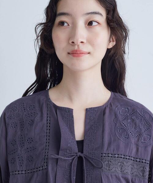 conges payes ADIEU TRISTESSE（コンジェ ペイエ アデュートリステス）の「パッチワーク刺繍ブラウス（シャツ/ブラウス・レディース・ライトグレー/チャコールグレー・38）」の7枚目の写真