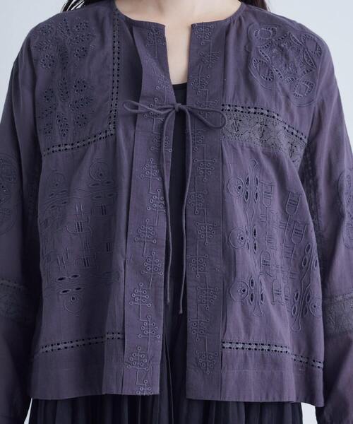 conges payes ADIEU TRISTESSE（コンジェ ペイエ アデュートリステス）の「パッチワーク刺繍ブラウス（シャツ/ブラウス・レディース・ライトグレー/チャコールグレー・38）」の4枚目の写真