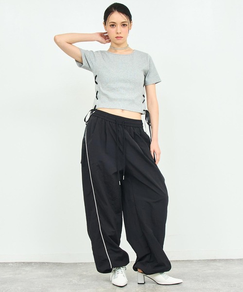 ANAP（アナップ）の「ウエスト ギャザー ライン ボリューム パンツ（その他パンツ・レディース・ブラック/カーキ・FREE）」の4枚目の写真