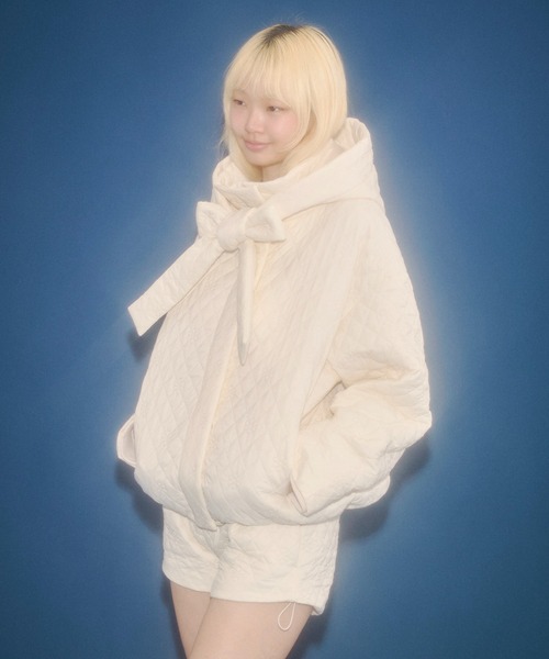 FEKETE(フェケテ)の「2way floral quilted jacket / 花柄キルティング2WAYブルゾン(その他アウター・レディース・アイボリー/イエロー/ブラウン・LARGE/MEDIUM/SMALL)」の4枚目の写真