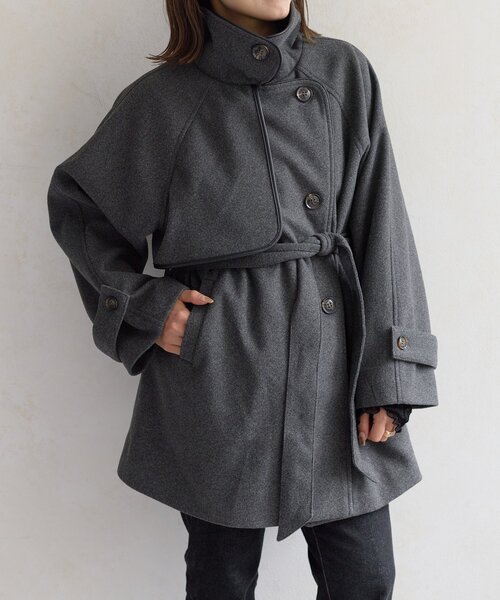 Thevon（ゼボン）の「パイピングスタンドカラーミドルコート（その他アウター・レディース・チャコールグレー/ベージュ/ブラック・FREE）」の2枚目の写真