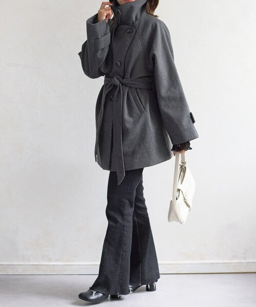 Thevon（ゼボン）の「パイピングスタンドカラーミドルコート（その他アウター・レディース・チャコールグレー/ベージュ/ブラック・FREE）」の16枚目の写真