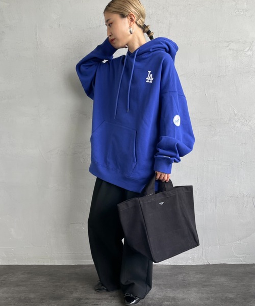 MLB（メジャーリーグベースボール）の「[FANATICS/ファナティクス] 別注 MLBロゴ バックプリント スウェットパーカー（パーカー・レディース・ブラック/チャコールグレー/ブルー・S/M/L/XL/XXL）」の18枚目の写真