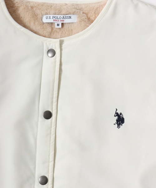U.S. POLO ASSN.(ユーエスポロアッスン)の「ふわふわ裏地で暖かい U.S.POLO ASSN. ワンポイントロゴ刺繍 裏シャギーファーノーカラージャケットブルゾン レディース(ノーカラージャケット・レディース・オフホワイト/ブラック/ベージュ・M/L)」の8枚目の写真