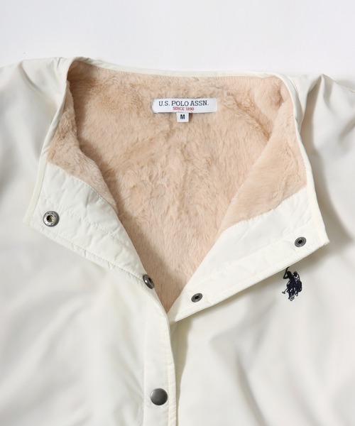 U.S. POLO ASSN.(ユーエスポロアッスン)の「ふわふわ裏地で暖かい U.S.POLO ASSN. ワンポイントロゴ刺繍 裏シャギーファーノーカラージャケットブルゾン レディース(ノーカラージャケット・レディース・オフホワイト/ブラック/ベージュ・M/L)」の18枚目の写真