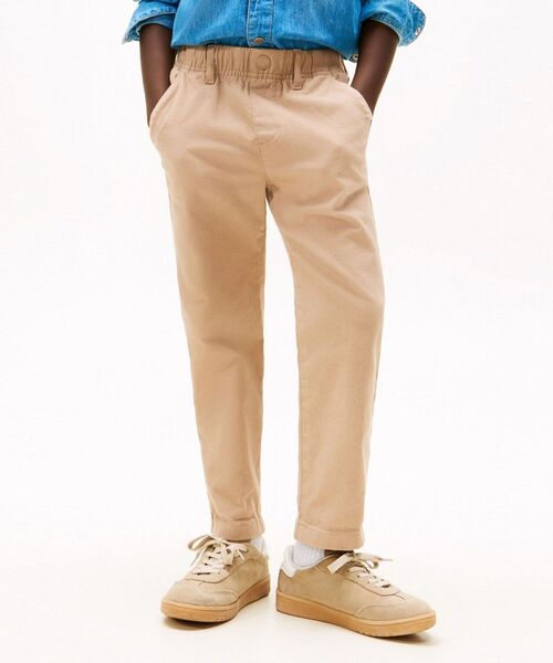 TOMMY HILFIGER(トミーヒルフィガー)の「BOYS リラックスブラッシュチノパンツ(チノパンツ・キッズ・グレー/オートミール・140cm/150cm/160cm/130cm)」の1枚目の写真