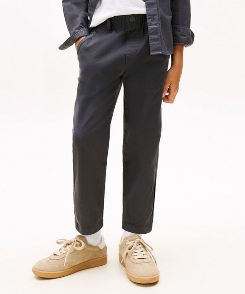 TOMMY HILFIGER(トミーヒルフィガー)の「BOYS リラックスブラッシュチノパンツ(チノパンツ・キッズ・グレー/オートミール・140cm/150cm/160cm/130cm)」の2枚目の写真