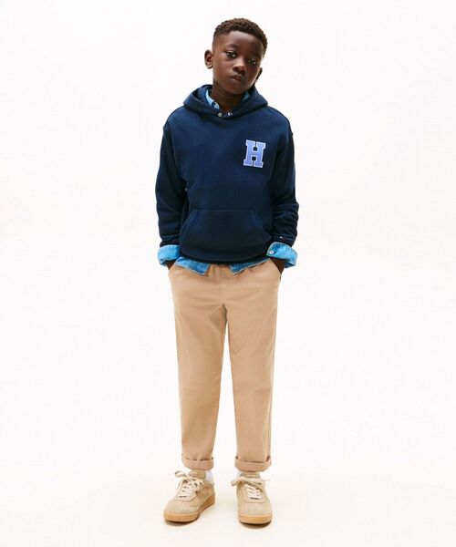TOMMY HILFIGER(トミーヒルフィガー)の「BOYS リラックスブラッシュチノパンツ(チノパンツ・キッズ・グレー/オートミール・140cm/150cm/160cm/130cm)」の3枚目の写真