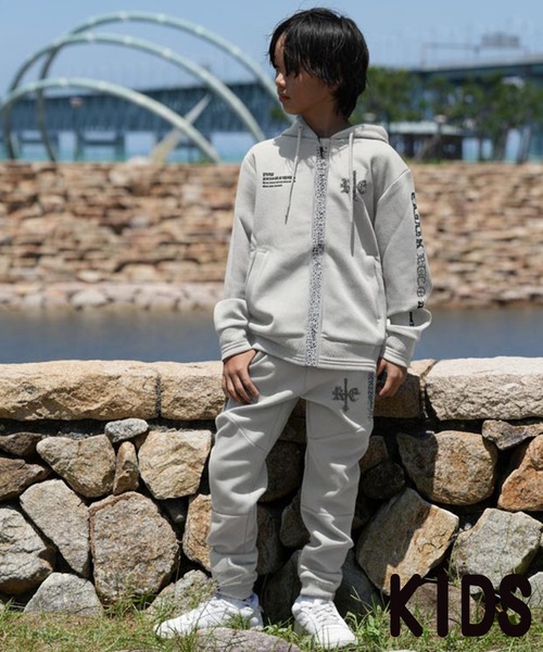 adamsJUGGLER(アダムスジャグラー)の「RTEG/C&REジップフーディーキッズ(パーカー・キッズ・ブラック/グレー・100/110/120/130/150)」の4枚目の写真