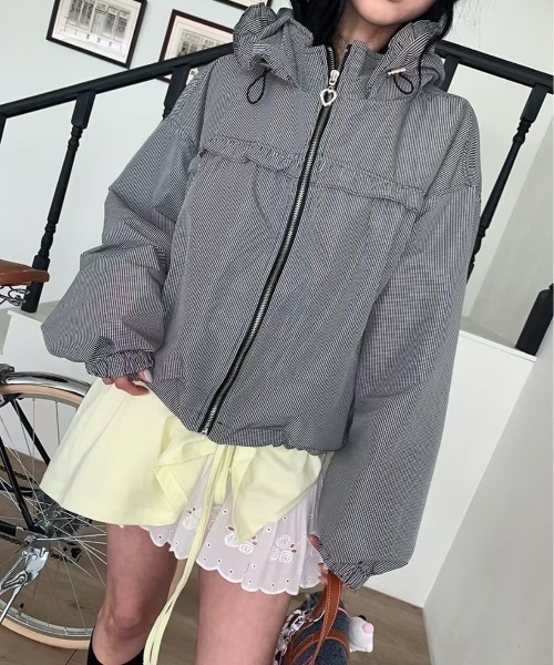 ENLIKE（エンリケ）の「フリルアクセント フーディーアウター（その他アウター・レディース・レッド/ブラック・FREE）」の4枚目の写真